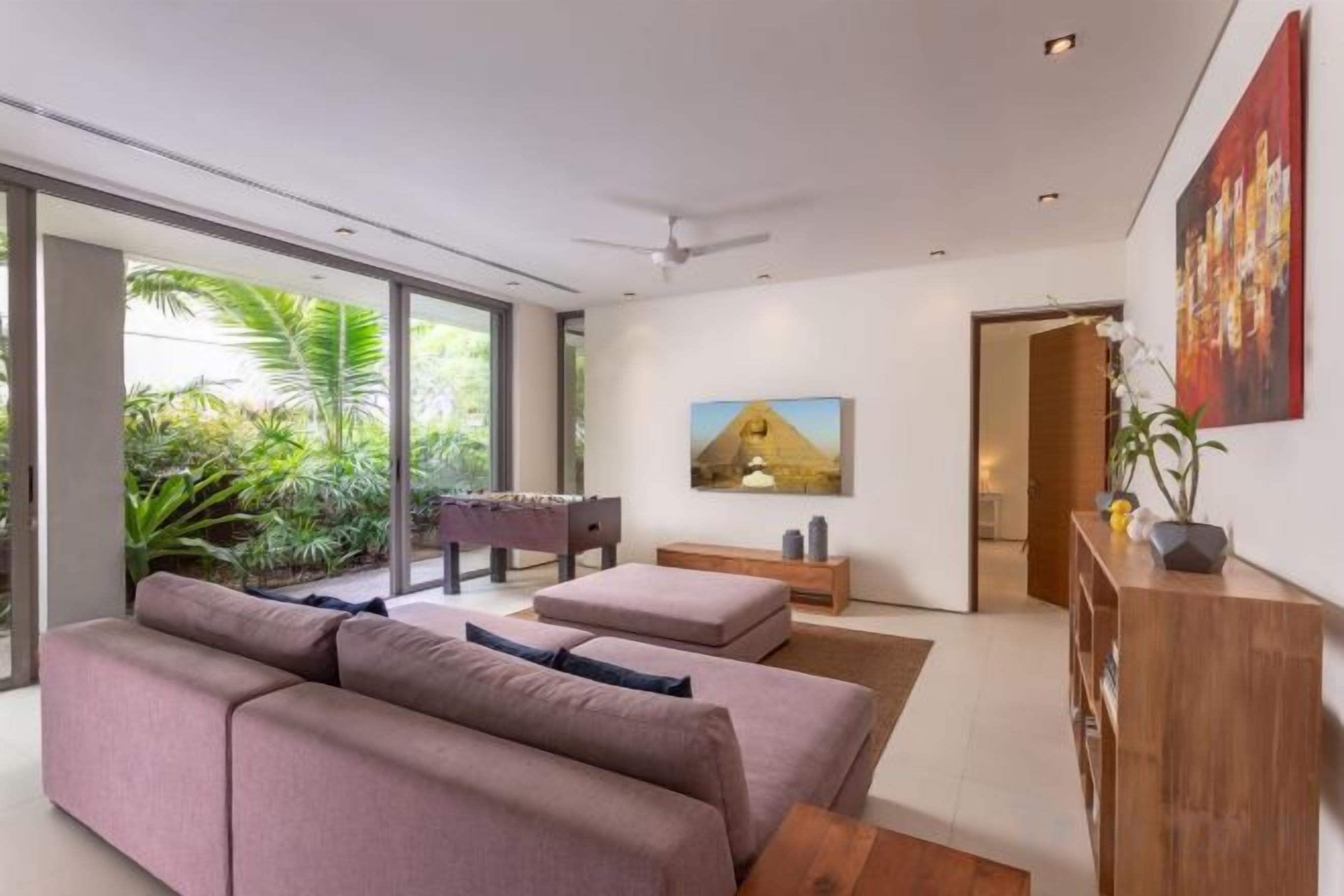 Un salon moderne avec un canapé, une table basse et un buffet en bois.