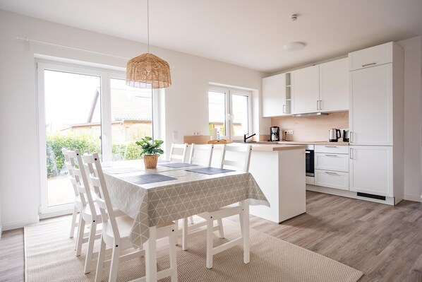 雪櫃、微波爐、焗爐、爐具