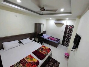 Deluxe Triple Room, Air conditioning | Hypo-allergenic bedding, desk, soundproofing, free WiFi - Hotel Swastik Guest House Varanasi (Varanasi)