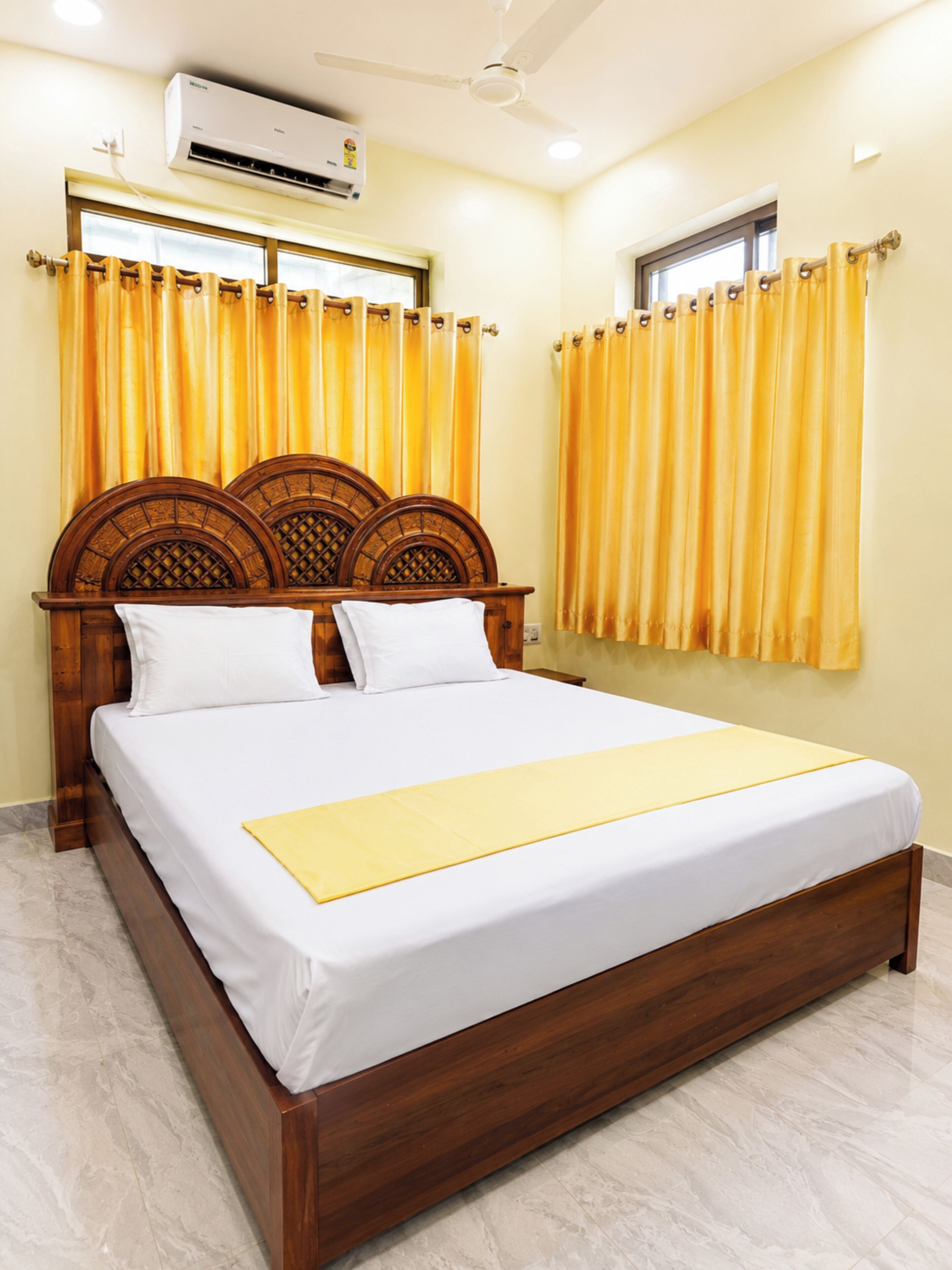 Hypo-allergenic bedding, desk, soundproofing, free WiFi
