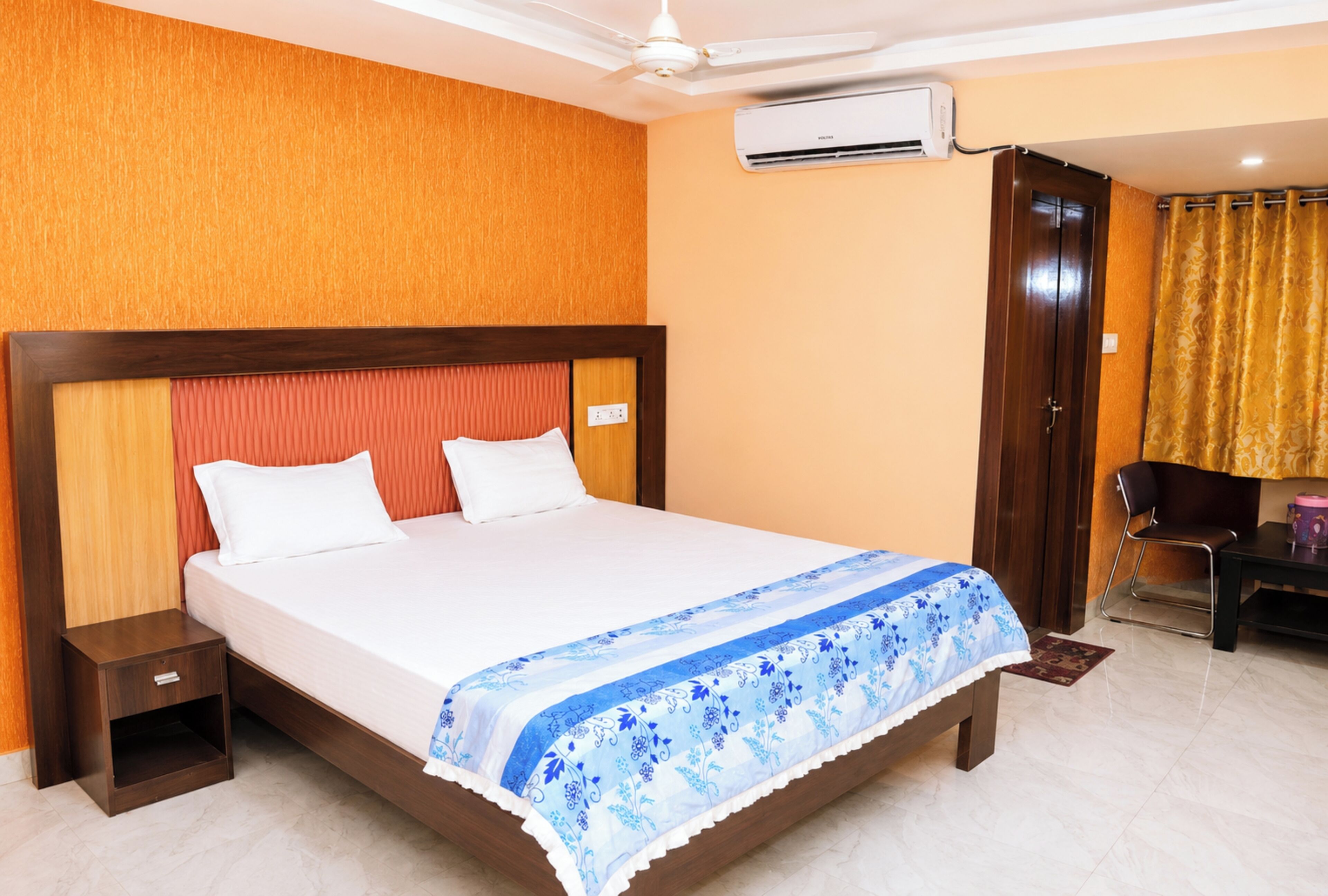 Hypo-allergenic bedding, desk, soundproofing, free WiFi
