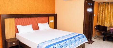 Hypo-allergenic bedding, desk, soundproofing, free WiFi