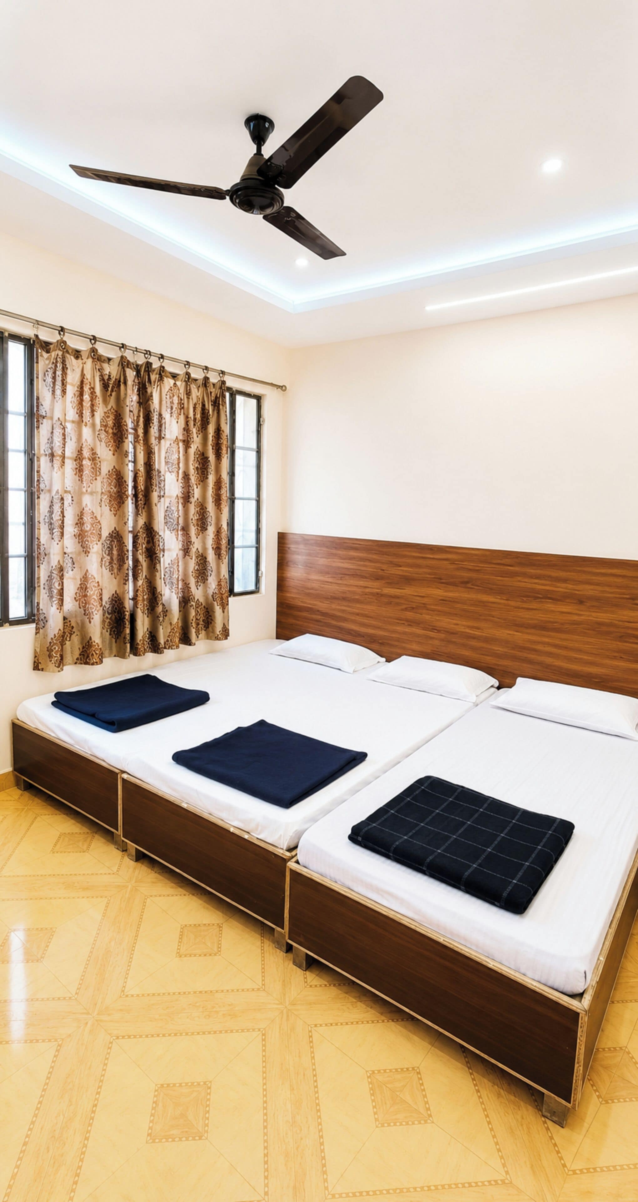 Roupas de cama antialérgicas, escrivaninha, quartos à prova de som