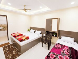 Hypo-allergenic bedding available, desk, soundproofing, WiFi (free) - Hotel Swastik Guest House Varanasi (Varanasi)