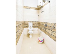 Shower, rainfall showerhead, slippers, towels - Hotel Swastik Guest House Varanasi (Varanasi)