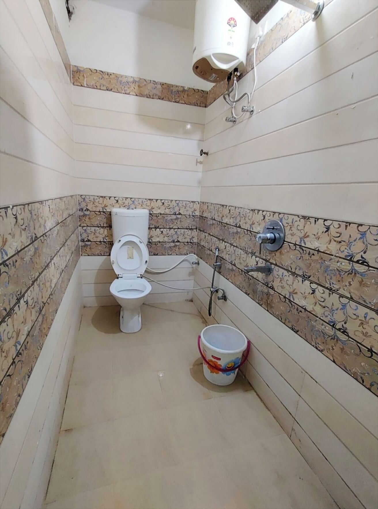 Chuveiro, chuveiro com efeito de chuva, chinelos, toalhas de banho