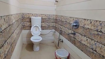 Dusj, regndusjhode, tøfler og håndklær