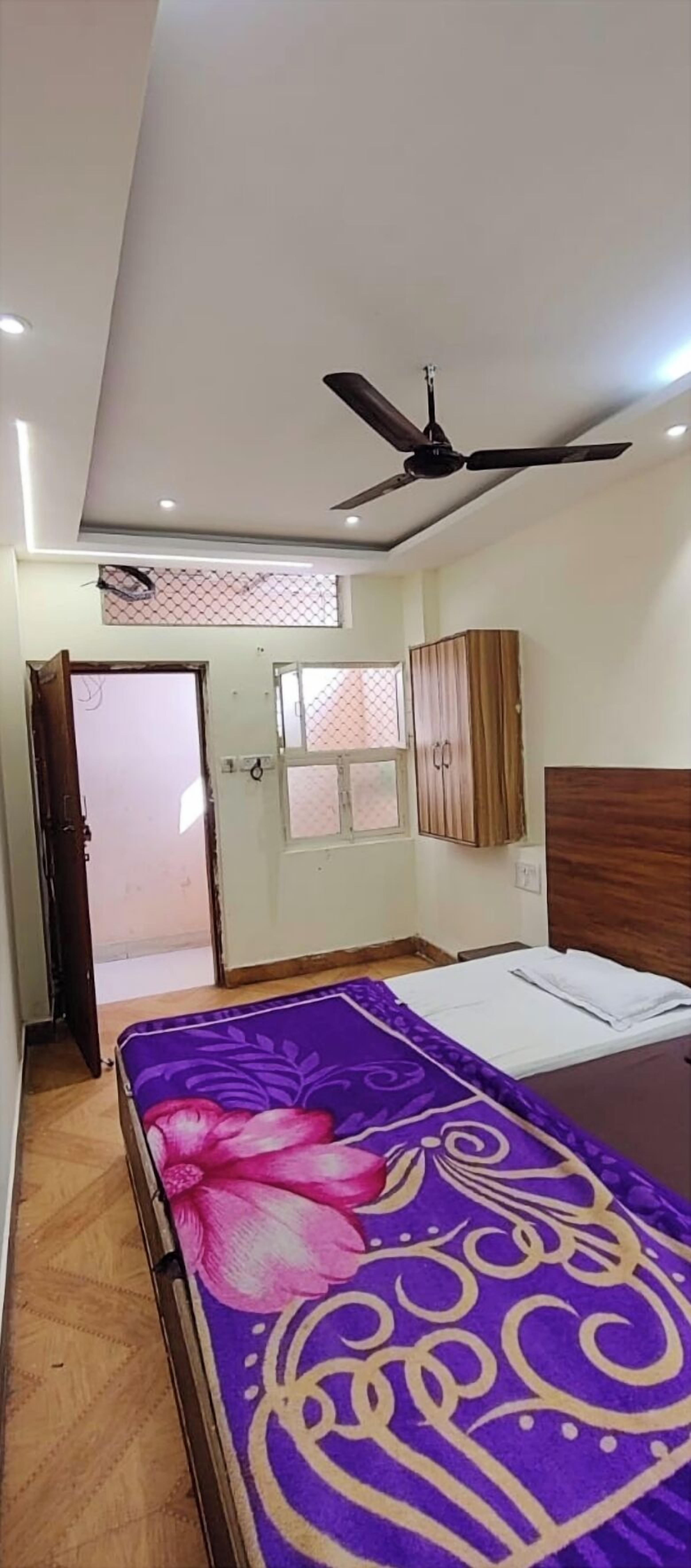 Hypo-allergenic bedding, desk, soundproofing, free WiFi