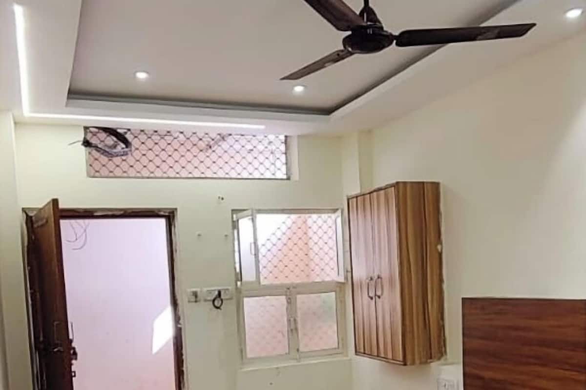 Hypo-allergenic bedding, desk, soundproofing, free WiFi