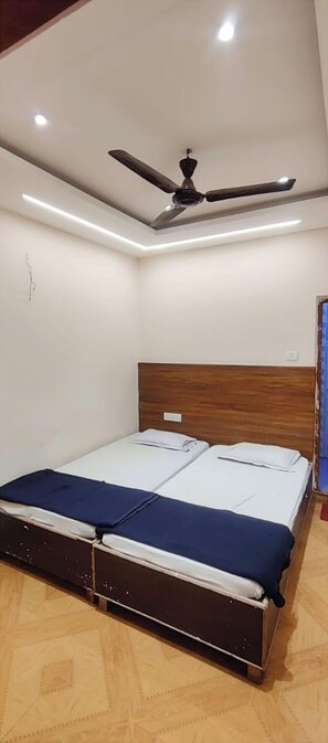 Hypo-allergenic bedding, desk, soundproofing, free WiFi - Hotel Swastik Guest House Varanasi (Varanasi)