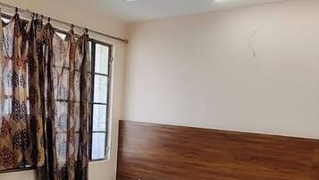 Tremannsrom – deluxe, aircondition | Allergitestet sengetøy, skrivebord, lydisolert og wi-fi (inkludert)