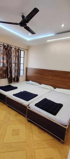 Deluxe Triple Room, Air conditioning | Hypo-allergenic bedding, desk, soundproofing, free WiFi