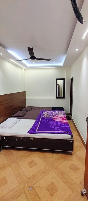 Deluxe Double Room | Hypo-allergenic bedding, desk, soundproofing, free WiFi