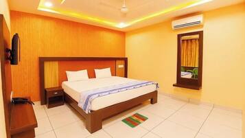 Deluxe Double Room, Air conditioning | Hypo-allergenic bedding, desk, soundproofing, free WiFi