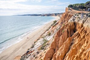 View from property - BnB Homes Falésia Beach Cozy Apartment with Terrace & 2 Swimming Pools (Olhos de Agua)