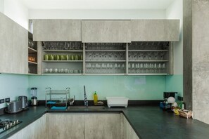 Una cocina con armarios empotrados, una encimera y un lavamanos.