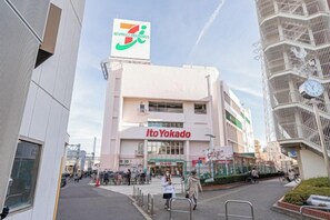 A commercial building with a Seven-Eleven sign and a store named Ito Yokado. - 1-min sta/Asakusa/Ueno/Ginza/Skytree/Narita/Haneda (Tokyo)