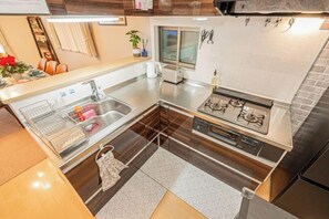 A modern kitchen with a stainless steel sink, a stove, and a window. - 1-min sta/Asakusa/Ueno/Ginza/Skytree/Narita/Haneda (Tokyo)