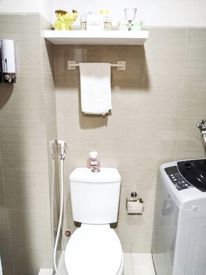 Dusche, Haartrockner, Bidet, Handtücher