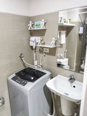 Shower, hair dryer, bidet, towels