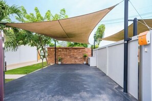 Property grounds - Kira Japandi Escape with Sauna & Rooftop cinema (Hua Hin)