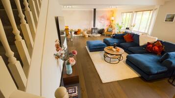 TV, fireplace, books, stereo