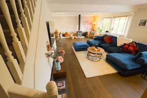 تلفزيون، مدفأة، كُتُب، ستيريو