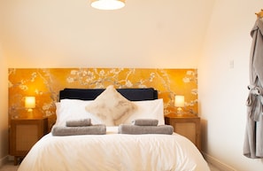 مكتب ومكواة/لوح كي وسرير سفر وواي فاي مجانًا