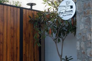 A sign with the text 'Day Dream Pool Villa' attached to a wall. - DayDream Pool Villa (Bang Lamung)