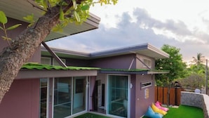 A modern house with a swimming pool, a covered patio, and a fenced backyard. - DayDream Pool Villa (Bang Lamung)