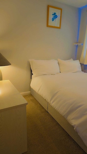 3 habitaciones, tabla de planchar con plancha, wifi y ropa de cama