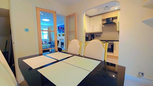 Experience Comfort and Style at Our Modern Luxury 3-Bedroom Guesthouse in Wigan"