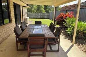 Outdoor dining - Family retreat in Caboolture big house (Brisbane)