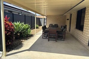 Outdoor dining - Family retreat in Caboolture big house (Brisbane)