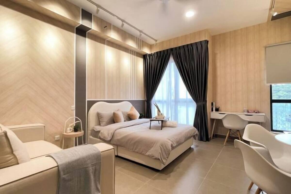 Un dormitorio moderno con cama, mesita de noche y escritorio con silla.