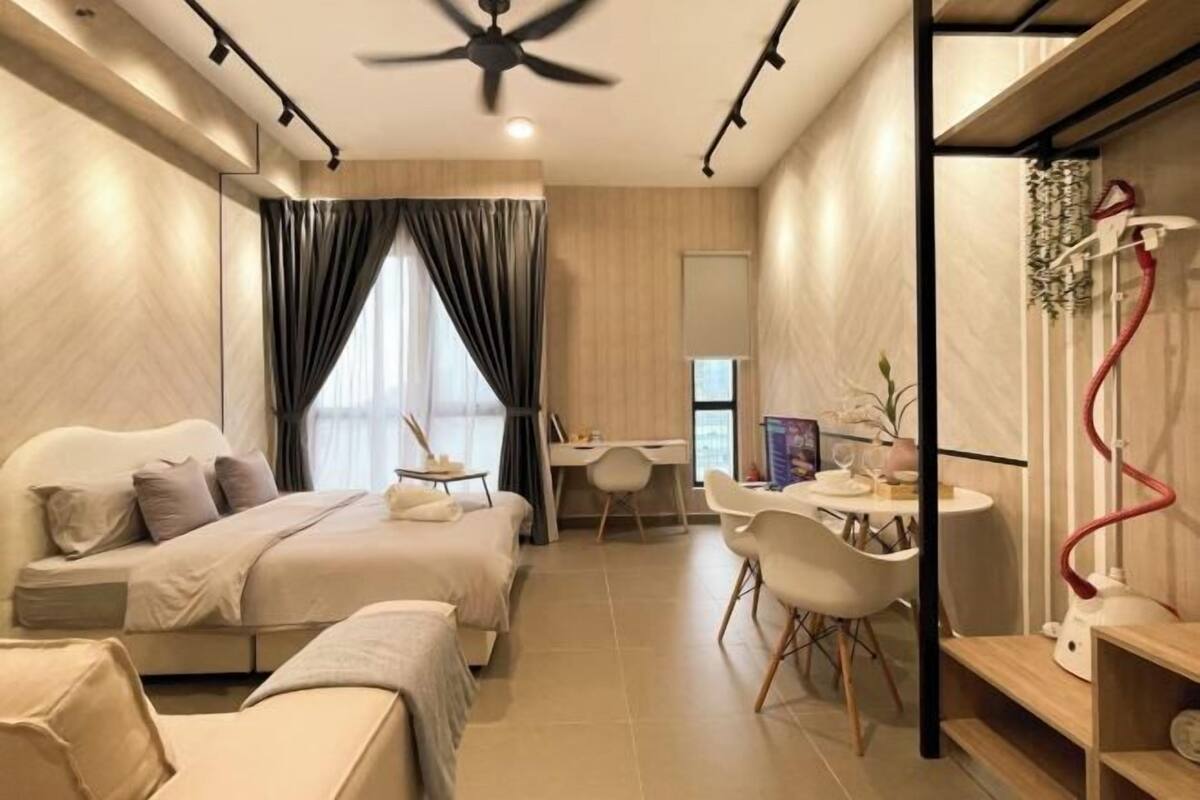 Una habitación de hotel moderna con cama, escritorio y zona de estar.