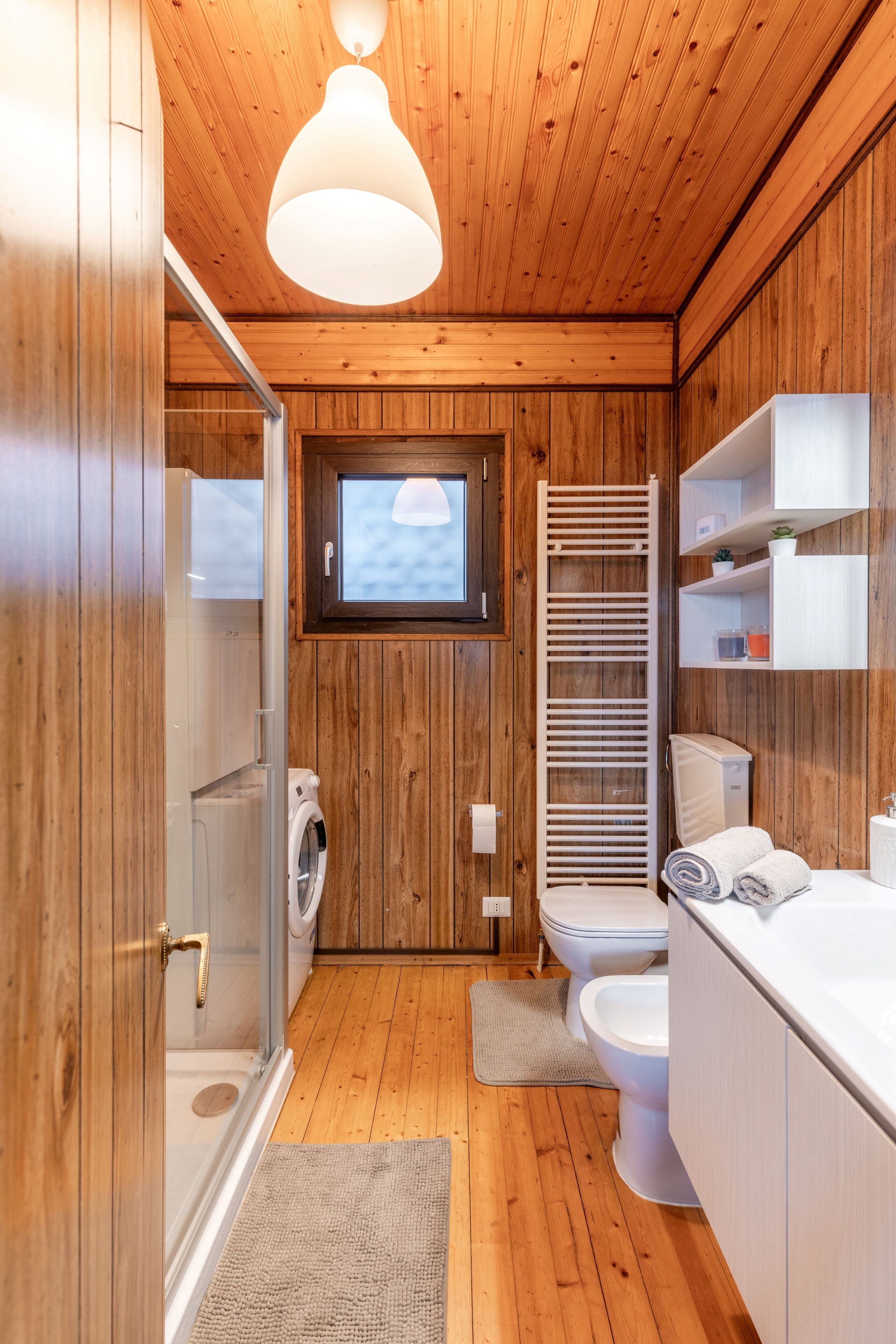 Douche, sèche-cheveux, bidet, serviettes fournies