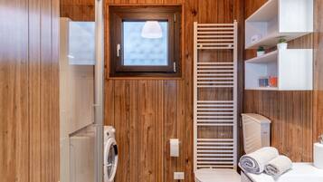 Douche, sĂšche-cheveux, bidet, serviettes fournies