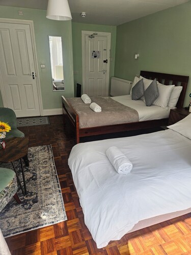 Basement 2 Bed Appartment with EVCharger