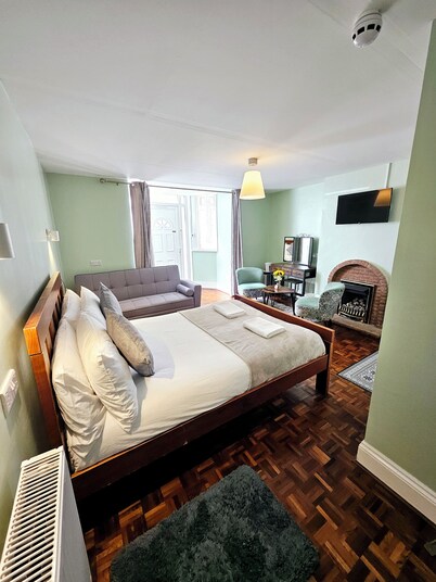 Basement 2 Bed Appartment with EVCharger