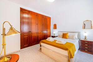 Iron/ironing board, WiFi, bed sheets