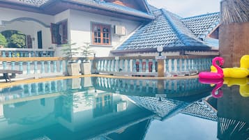 حمّام سباحة خارجي