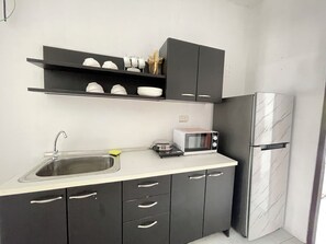 Comfort-Suite, Terrasse, Blick auf den Innenhof | Eigene Küche