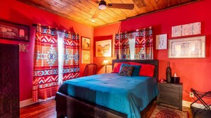 3 habitaciones, escritorio y tabla de planchar con plancha 