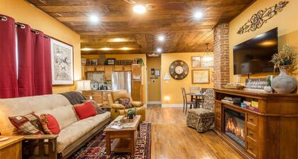 Stockyards 5 mins!-New!-Sleeps 8. Cedar House, TCU close by