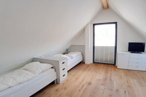 3 bedrooms, desk, iron/ironing board, free WiFi - House "LUV" on the lake in Streu (Bergen auf Rügen)