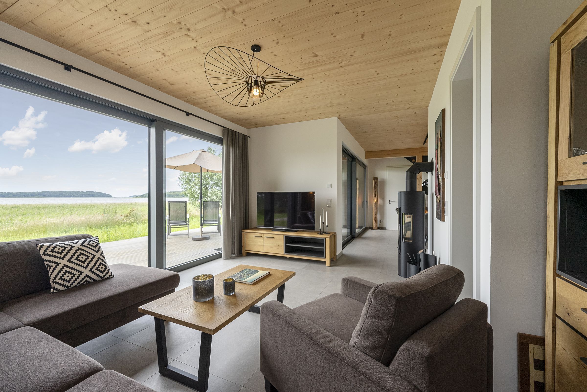 Fernseher, Kamin, Tischtennisplatte