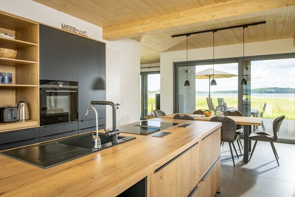 Fridge, oven, stovetop, dishwasher - House "LUV" on the lake in Streu (Bergen auf Rügen)