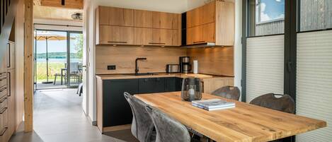 Een koelkast, een oven, een kookplaat, een vaatwasser