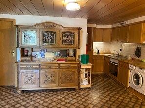 Réfrigérateur, four, plaque de cuisson, tables à manger